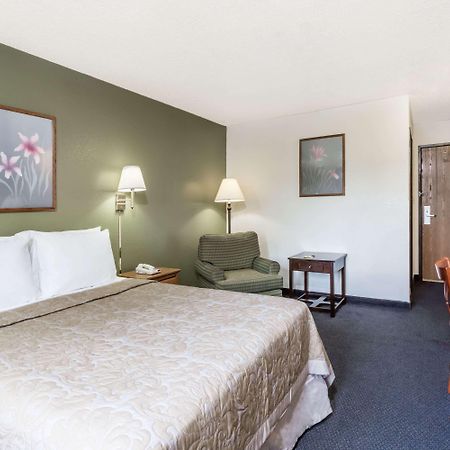 Super 8 By Wyndham Hampton Hotell Exteriör bild