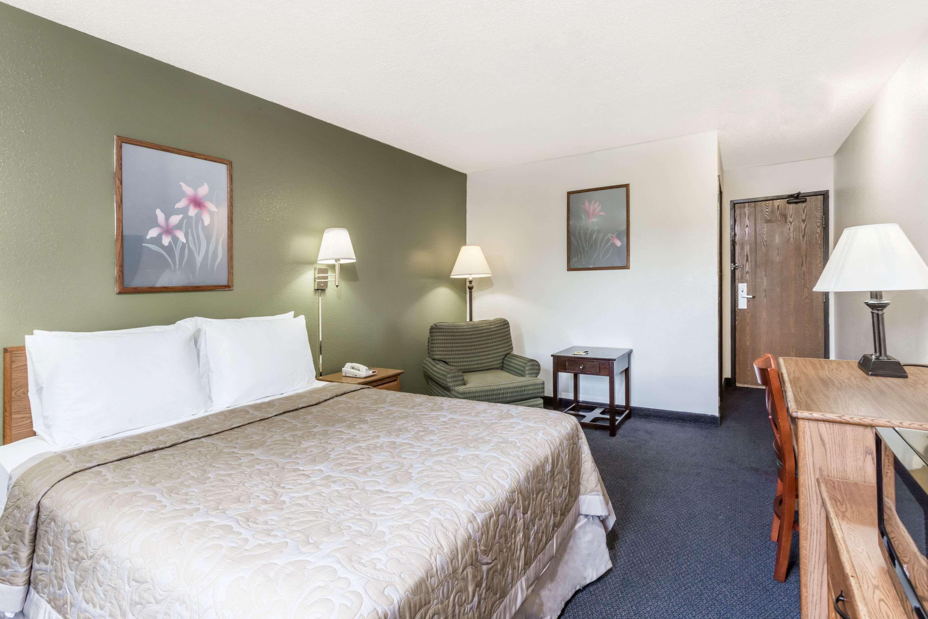 Super 8 By Wyndham Hampton Hotell Exteriör bild