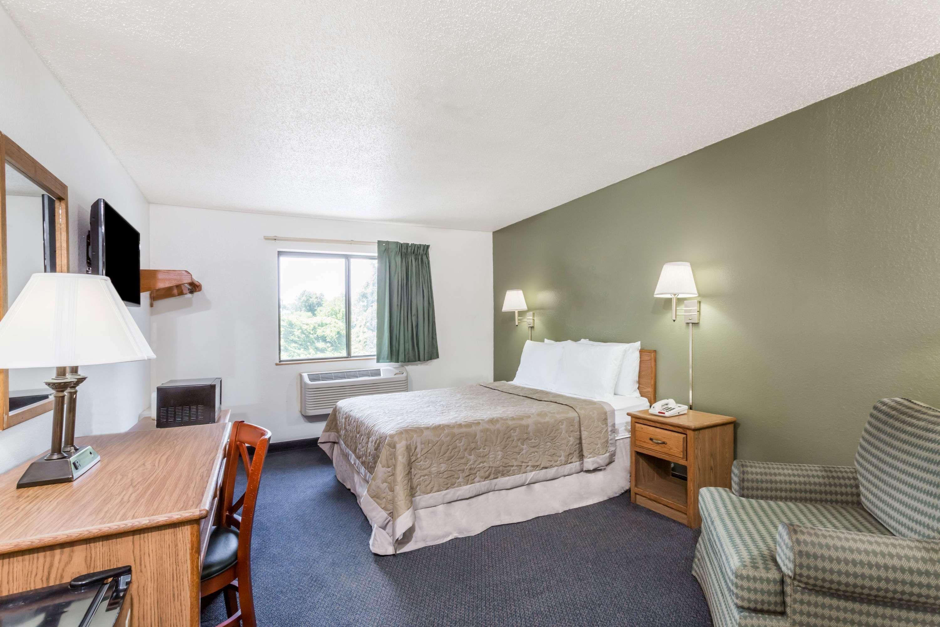 Super 8 By Wyndham Hampton Hotell Exteriör bild